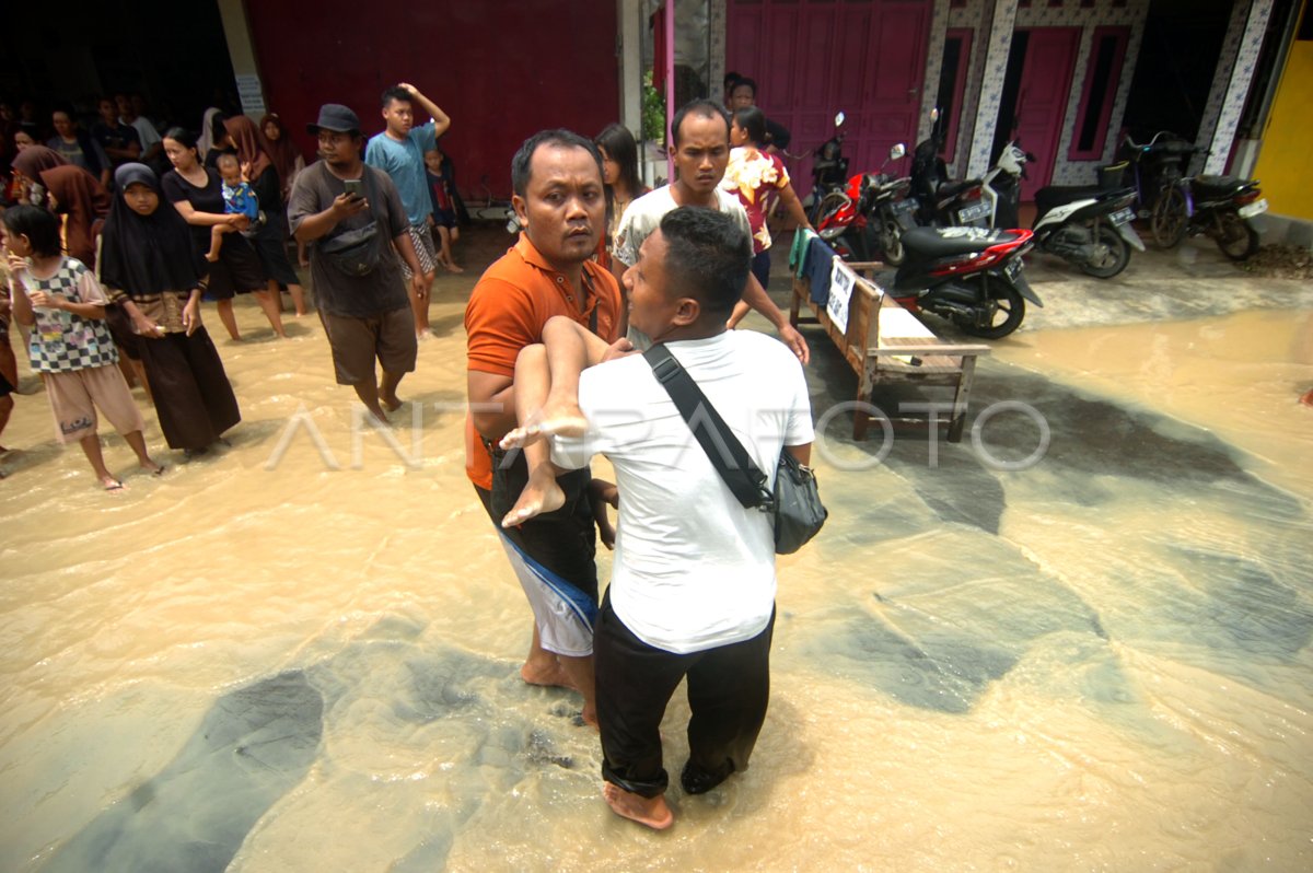 BANJIR KALI ANGKE GENANGI CIPONDOH, 20 WARGA MENGUNGSI